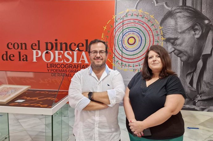 El teniente de alcalde de Cultura en el Ayuntamiento de El Puerto (Cádiz), Enrique Iglesias, en la muestra temporal sobre Rafael Alberti. 