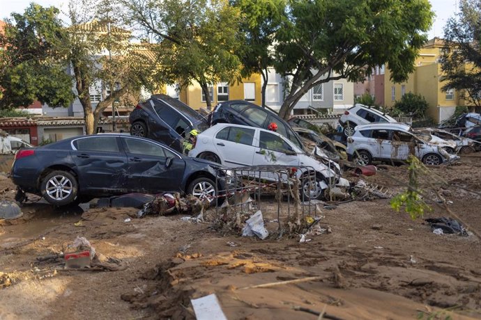 Varios coches amontonados en Alfafar, Valencia, por el paso de la DANA