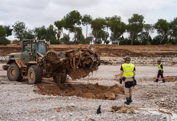 Un equipo de la UME trabaja en el barranco del Poyo, a 4 de noviembre de 2024, en Godelleta, Valencia, Comunidad Valenciana (España). La DANA ha dejado, por el momento, 210 víctimas mortales en Valencia, con pueblos devastados, restricciones de movilidad 