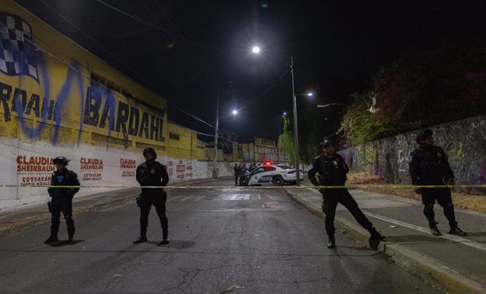 Archivo - MEXICO CITY, April 15, 2024  -- Police stand guard at the site of a helicopter crash in Mexico City, Mexico, April 14, 2024. At least three people were killed after a helicopter crashed south of Mexico City, local authorities said Sunday.