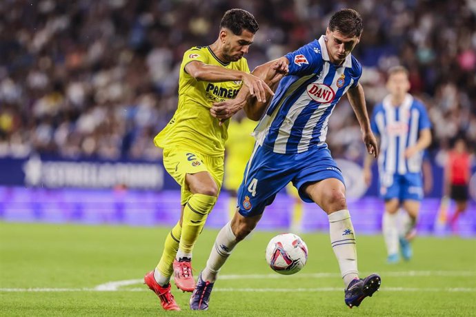 Archivo - El central del RCD Espanyol, Marash Kumbulla, junto a Ayoze Pérez (Villarreal).