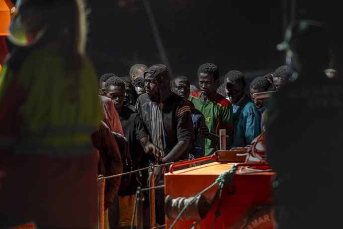 Archivo - Migrantes llegan a bordo de la Guardamar Calliope al puerto de La Restinga tras ser rescatados, a 20 de septiembre de 2024, en El Hierro, Canarias (España).