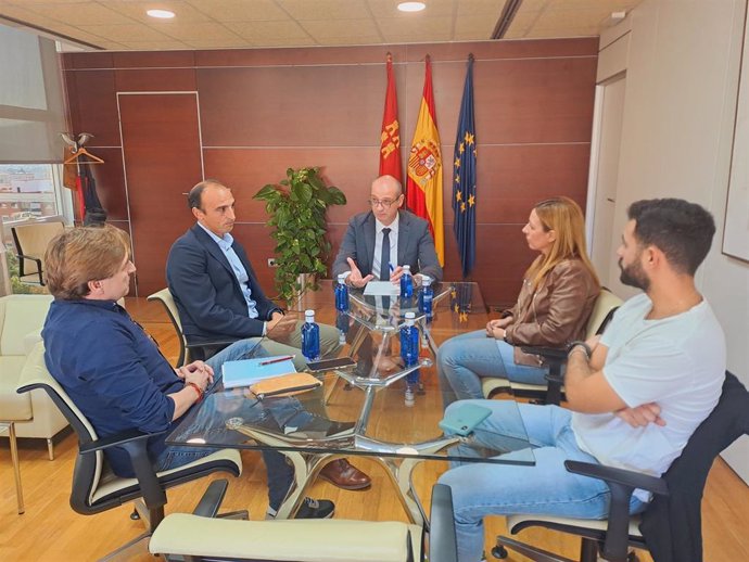 El consejero de Educación y Formación Profesional, Víctor Marín, reunido con el equipo directivo del centro y la concejala de Educación del Ayuntamiento de San Javier