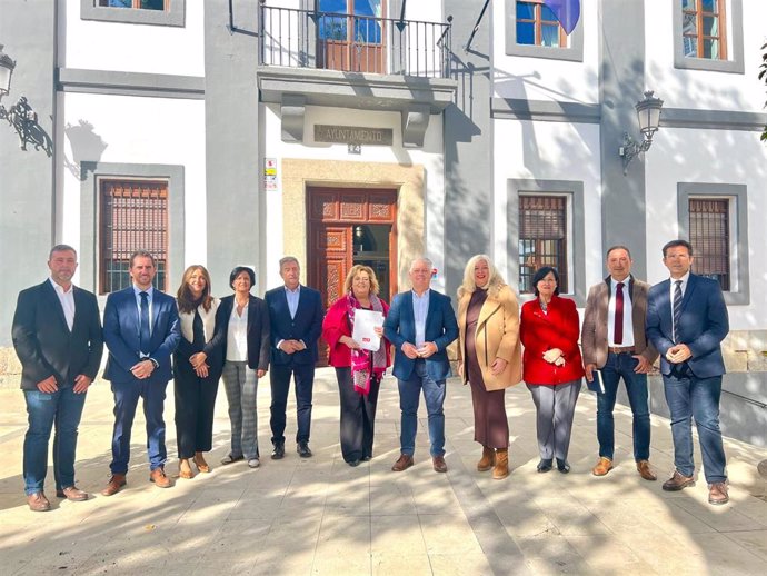 El grupo socialista en la Diputación de Granada, a las puertas del Ayuntamiento de Baza, se ha congratulado de la aprobación de la declaración institucional