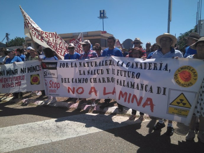 Archivo - Cabeza de una concentración contra la mina de uranio en Retortillo.