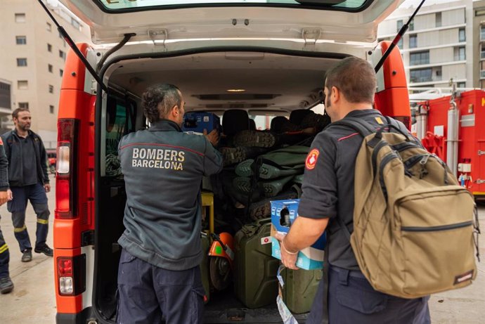 Bomberos de Barcelona que este lunes han viajado hacia las zonas afectadas por la DANA en Valencia, y que harán el relevo de los equipos que se desplazaron el pasado sábado.