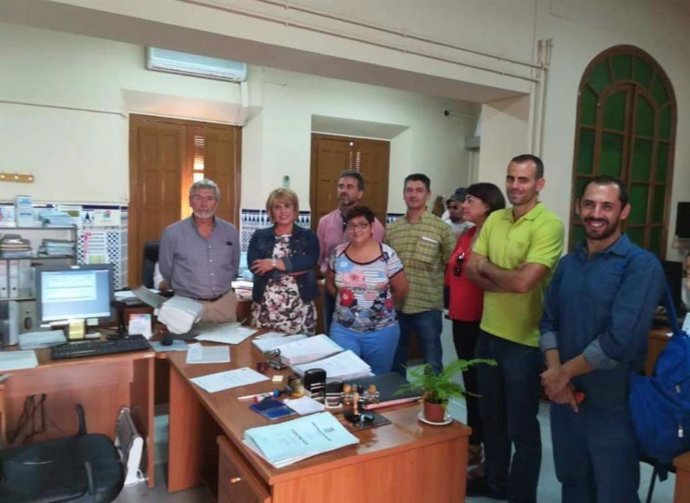 Rubio (2ª izda.) y Pérez (dcha.), junto a otros cargos públicos y organánicos de IU, en el Ayuntamiento de Belmez.