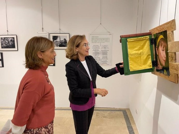 La consejera de Salud y Políticas Sociales, María Martín, ha inaugurado este martes, día 4, la exposición fotográfica itinerante 'Mírame, soy visible', que podrá visitarse en la Sala de Exposiciones de la Biblioteca de La Rioja hasta el 20 de diciembre