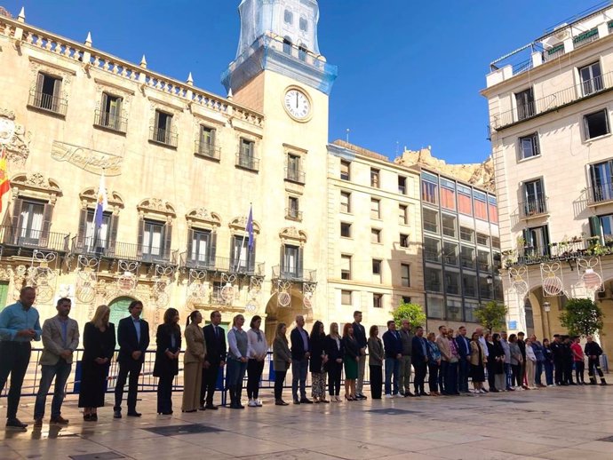 Minuto de silencio en el Ayuntamiento de Alicante