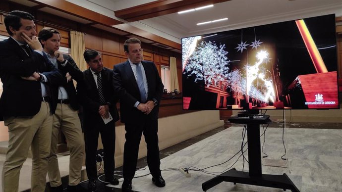 José María Bellido, Mariano Jiménez, Miguel Ruiz Madruga y Julián Urbano asisten a la presentación del nuevo espectáculo de luz y sonido de Navidad de la calle Cruz Conde, denominado 'Lluvia de estrellas'.