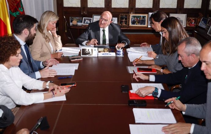 El alcalde de Valladolid, Jesús Julio Carnero, preside la reunión de la Junta de Gobierno del Ayuntamiento.