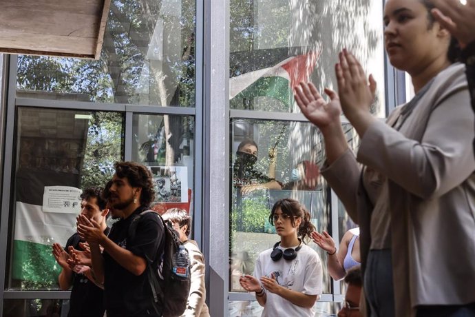 Archivo - Los estudiantes de la Universidad de Valencia en una manifestación