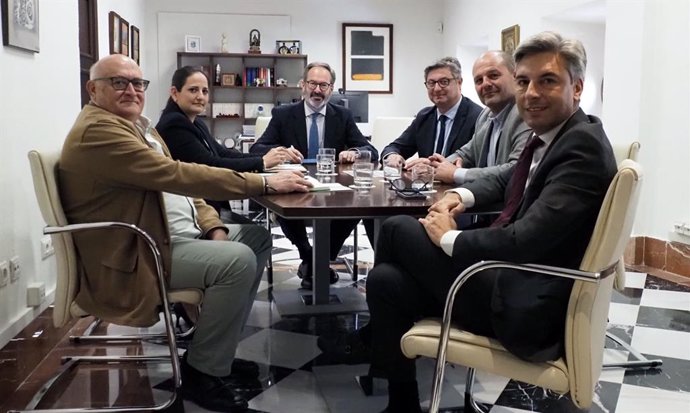 (Desde Izda.) Jiménez, Granados, Molina, Velasco, Ruz Y Lorite, Durante El Encuentro Mantenido En La Delegación Del Gobierno Andaluz En Córdoba.