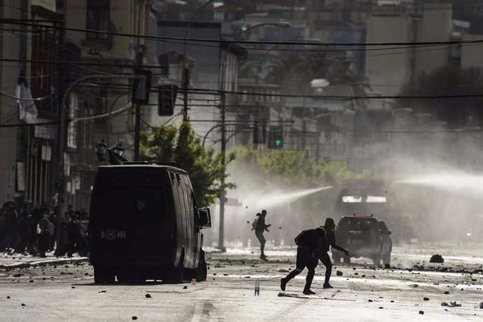 Archivo - Fuerzas de seguridad chilenas dispersan a una multitud de manifestantes en 2019