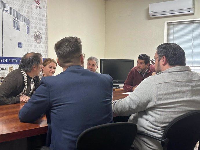 Reunión de Hacemos Córdoba con el sector del taxi.