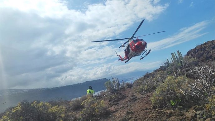 Rescate de un hombre herido tras una caída en la costa de El Caletón