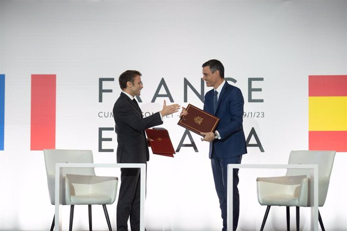 Archivo - El presidente de Francia, Emmanuel Macron y el presidente del Gobierno español, Pedro Sánchez, tras firmar un Tratado de Amistad en la cumbre filateral celebrada en Barcelona en enero de 2023,