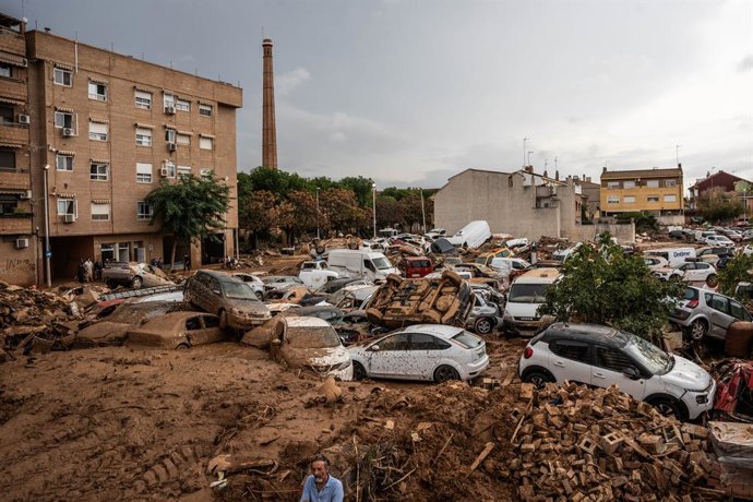Coches amontonados por la DANA, a 3 de noviembre de 2024, en Paiporta, Valencia, Comunidad Valenciana (España). La Generalitat valenciana ha decidido limitar durante la jornada de hoy el tránsito de personas en los municipios más afectados por la DANA, qu