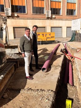 El delegado de Infraestructuras del Ayuntamiento, Miguel Ruiz Madruga, con José Ramón Gómez, de Instalaciones Caico, en el CEIP La Aduana.