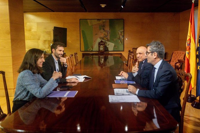 El ministro de la Presidencia, Felix Bolaños (1d); la secretaria general de Podemos, Ione Belarra (1i), y el diputado de Podemos Javier Sánchez Serna (2i), durante una reunión en el Congreso de los Diputados, a 4 de noviembre de 2024, en Madrid (España).