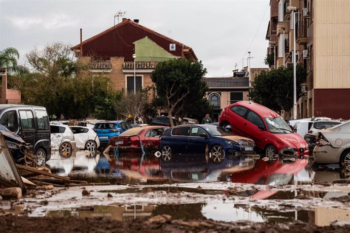 Coches amontonados por la DANA, a 3 de noviembre de 2024, en Paiporta, Valencia, Comunidad Valenciana (España). La Generalitat valenciana ha decidido limitar durante la jornada de hoy el tránsito de personas en los municipios más afectados por la DANA, qu