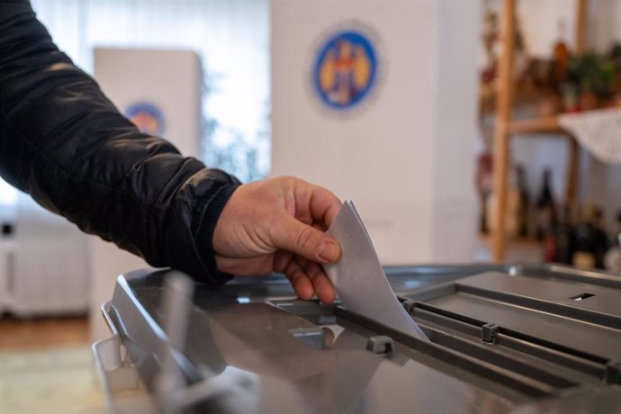 Moldavo votando en las elecciones presidenciales desde Alemania