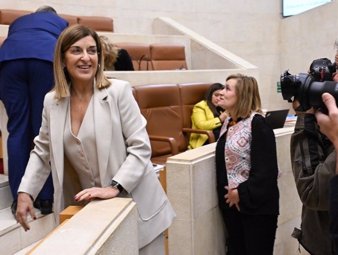 La presidenta de Cantabria, María José Sáenz de Buruaga, en el Parlamento