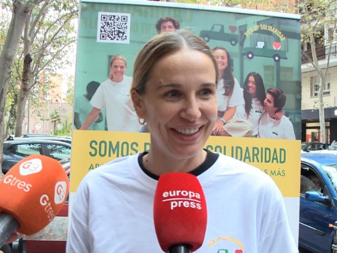 CAROLA BALEZTENA OFRECE SU AYUDA EN EL PUNTO DE RECOGIDA DE LA CALLE CLARA DEL REY, EN MADRID