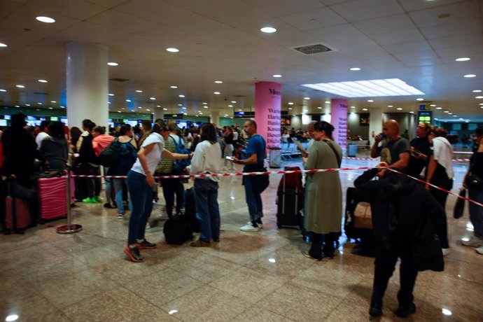 Decenas de personas en el aeropuerto de Barcelona este lunes.