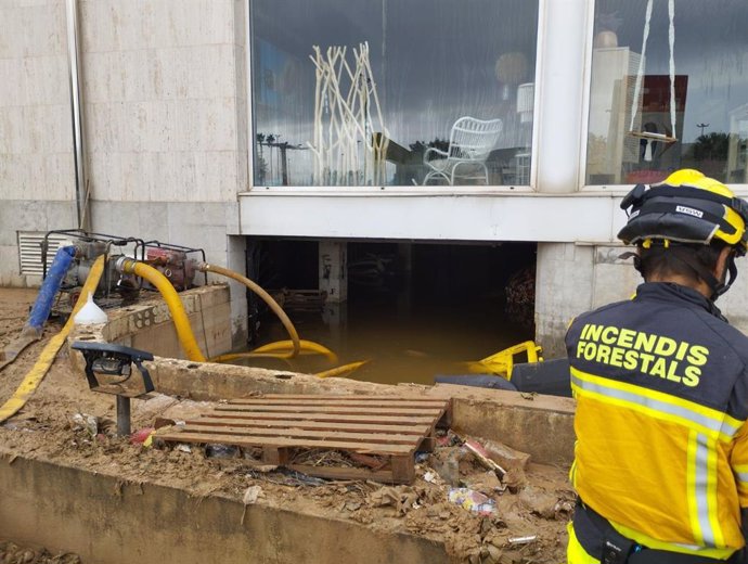 Bombero del Ibanat participa en las tareas de limpieza en una localidad afectada por la DANA de Valencia.