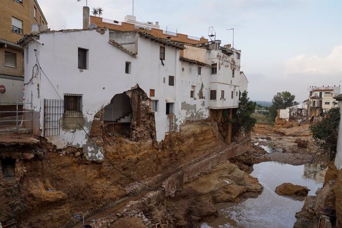 Estragos causados por la DANA, a 4 de noviembre de 2024, en Chiva, Valencia, Comunidad Valenciana (España). La DANA ha dejado, por el momento, 210 víctimas mortales en Valencia, con pueblos devastados, restricciones de movilidad y carreteras cortadas. Par