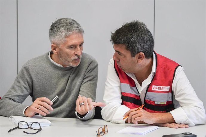 El ministro de Interior, Fernando Grande-Marlaska, y el 'president' de la Generalitat, Carlos Mazón, durante la reunión del CECOPI por la DANA en la Comunitat Valenciana.