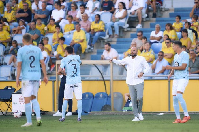 Claudio Giraldez, head coach of RC Celta de Vigo gives instructions during the Spanish league, La Liga EA Sports, football match played between UD Las Palmas and RC Celta de Vigo at Estadio Gran Canaria on October 5, 2024, in Las Palmas de Gran Canaria, S