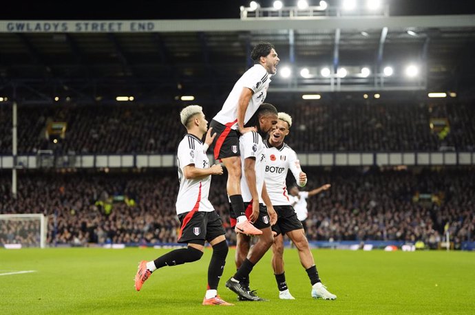 26 October 2024, United Kingdom, Liverpool: Fulham's Alex Iwobi celebrates scoring his side's first goal with teammates, during the English Premier League soccer match between Everton and Fulham at Goodison Park. Photo: Nick Potts/PA Wire/dpa