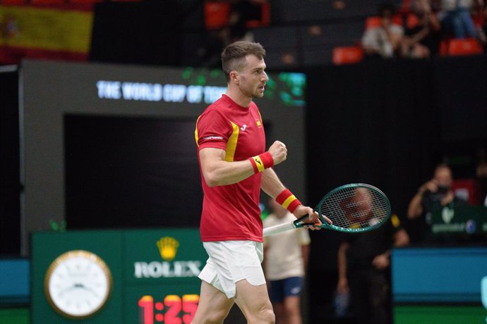 Archivo - Pedro Martinez Portero of Spain in action against Alexei Popyrin of Australia during the Davis Cup 2024, Group B, tennis match played between Australia and Spain at Fuente de San Luis on September 15, 2024, in Valencia, Spain.