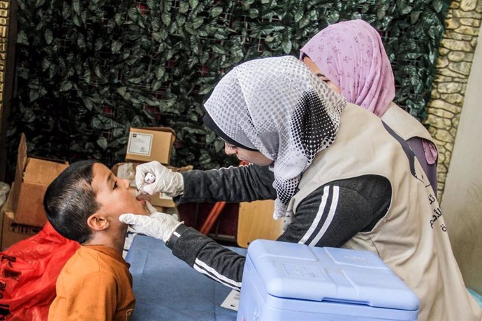 Un niño gazatí recibe la vacuna contra la poliomelitis en el marco de la campaña de la ONU