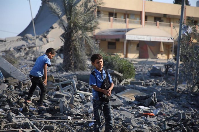 Archivo - GAZA, June 28, 2024  -- Children are seen at the Al-Khansa school after an Israeli raid in the city of Khan Younis, southern Gaza Strip, June 27, 2024.