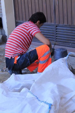 Archivo - Trabajador  realizando un trabajo en el campo de la construcción