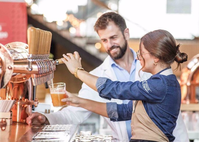 Archivo - Fundación Cruzcampo extiende sus cursos de hostelería para desempleados a Málaga y Cádiz.