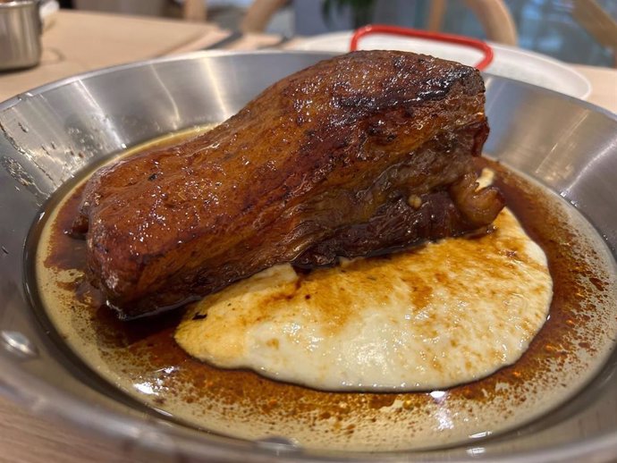 Costilla de ternera laqueada, novedad en carta Abrasador Mojama  