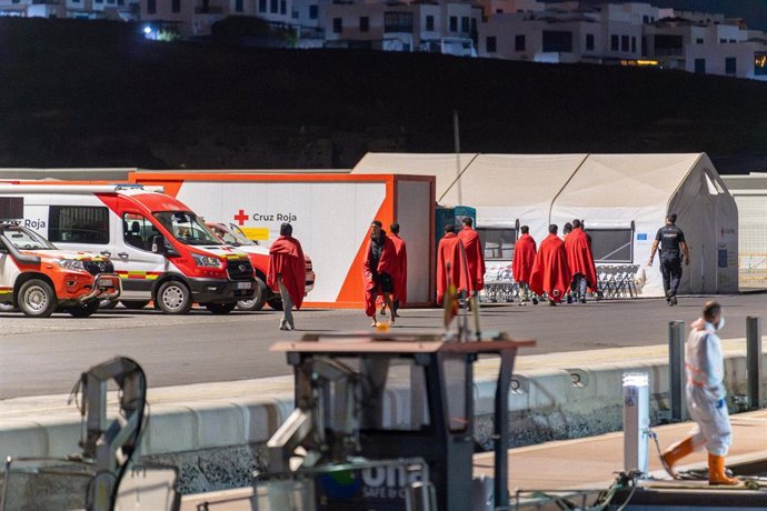 Archivo - Los servicios sanitarios atienden a los migrantes llegados tras ser rescatados por Salvamento Marítimo al muelle de Puerto Naos, a 18 de septiembre de 2024, en Arrecife, Lanzarote, Canarias (España). Salvamento Marítimo ha rescatado de madrugada