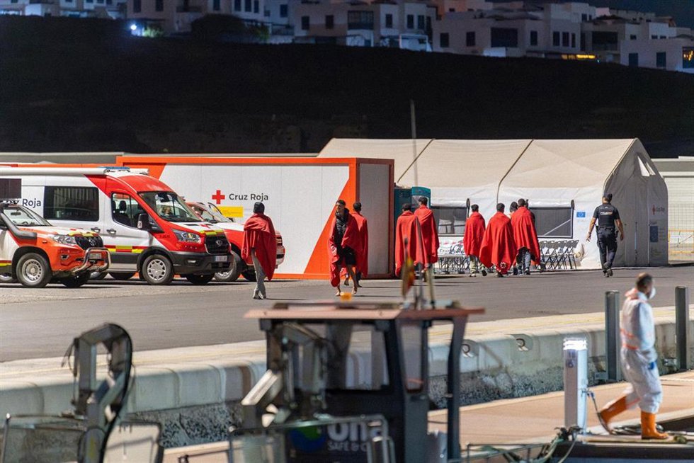 Archivo - Los servicios sanitarios atienden a los migrantes llegados tras ser rescatados por Salvamento Marítimo al muelle de Puerto Naos, a 18 de septiembre de 2024, en Arrecife, Lanzarote, Canarias (España). Salvamento Marítimo ha rescatado de madruga