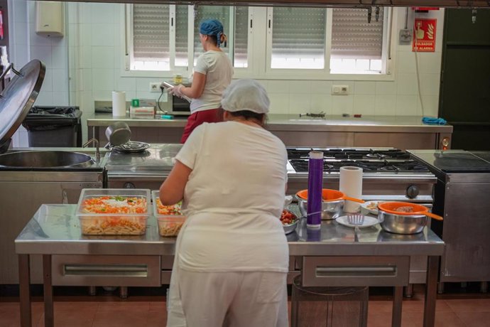 Archivo - Una cocinera prepara la comida de los alumnos del CEIP Juan Ramón Jiménez. Imagen de archivo.