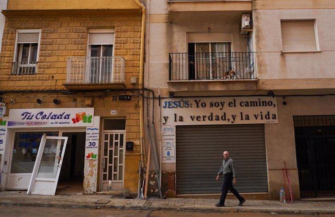 Voluntarios limpian los estragos ocasionados por la DANA