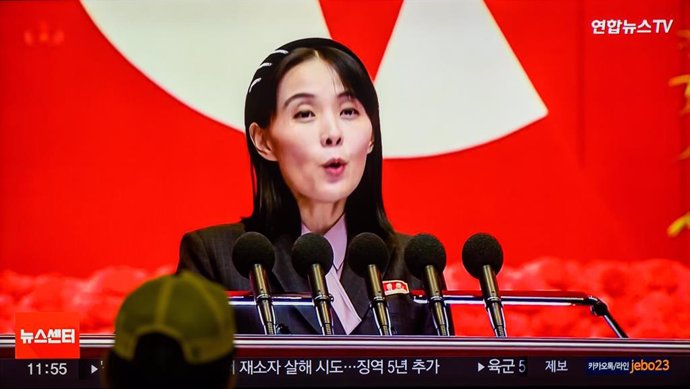 Kim Yo Jong, hermana del líder de Corea del Norte, Kim Jong Un, durante una rueda de prensa retransmitida por televisión en una estación de tren de la capital de Corea del Sur, Seúl (archivo)