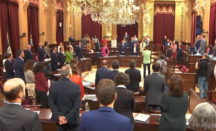 Minuto de silencio por las víctimas de la DANA en el Parlament.