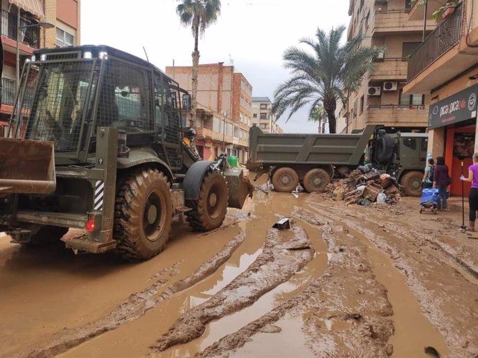 Los efectivos de la BRI X trabajan en la retirada de barro y restos diversos en Paiporta (Valencia), una de las localidades más afectadas por la DANA.