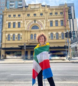 Lucía Marín posa en Australia envuelta en la bandera de Linares