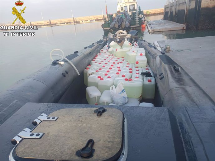 Petacas de gasolina incautadas por la Guardia Civil de Cádiz en la desembocadura del río Guadalquivir.