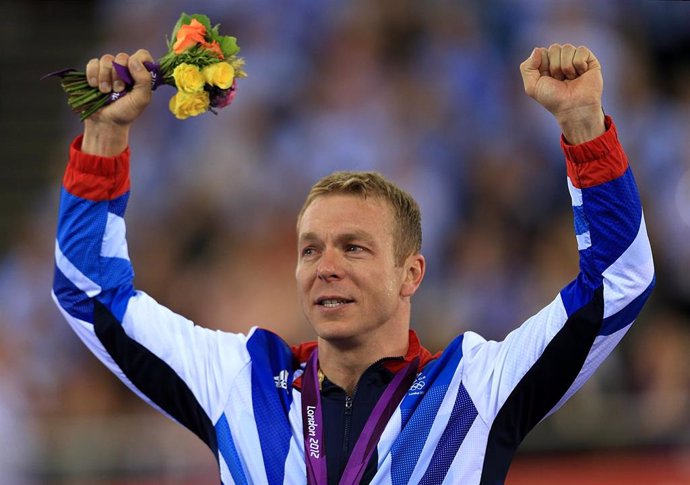 Archivo - British cyclist Chris Hoy celebrates after winning gold in the Men's Keirin Final at the 2012 London Olympics